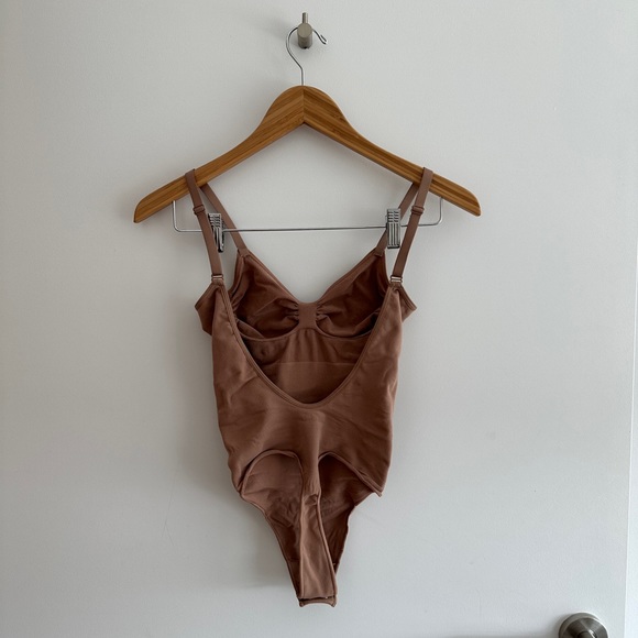 SKIMS SEAMLESS THONG BODYSUIT WITH SCOOP BACK - Picture 2 of 3